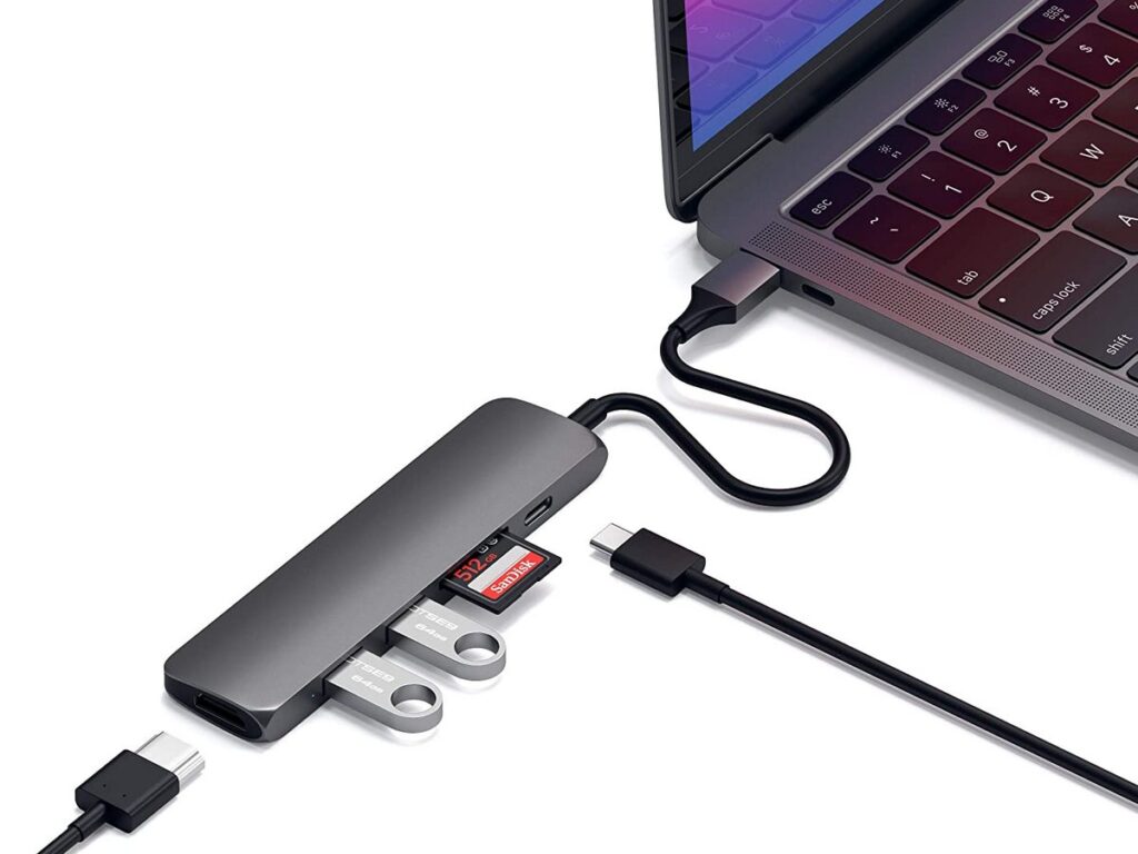 Des clés USB et micro SD connecté à un puissant Hub pour MacBook