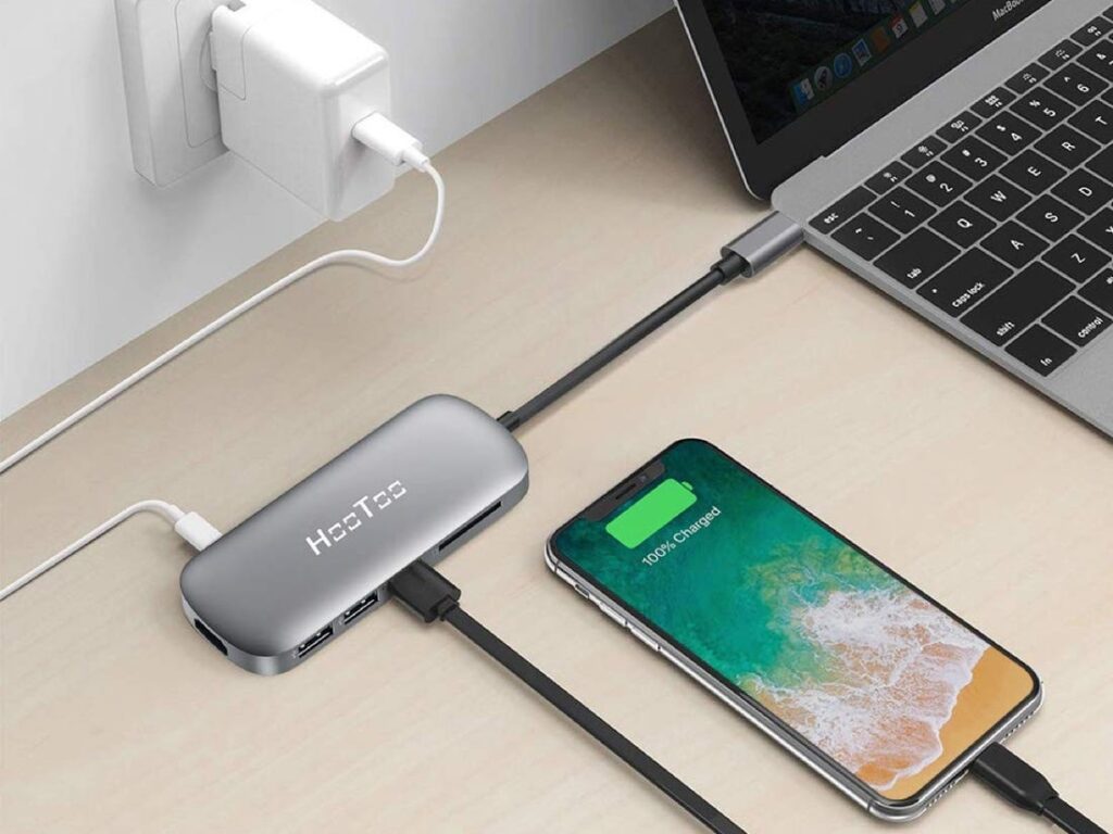 Hub USB-C branché à un MacBook