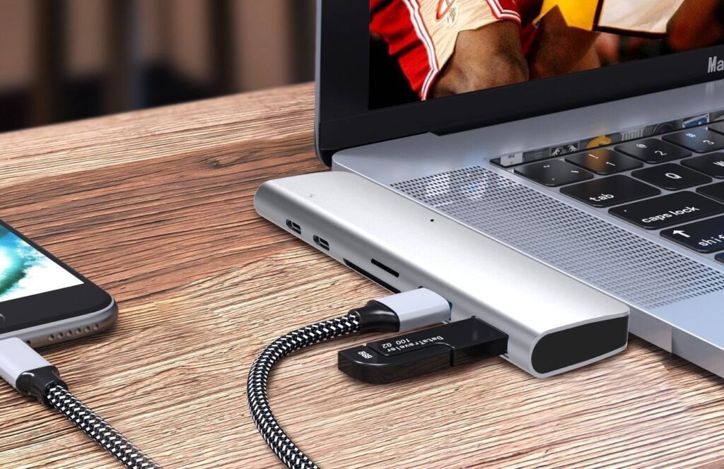 Un Hub connecté à un MacBook