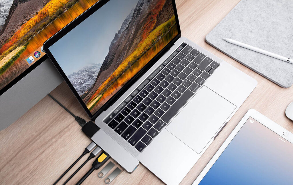 Un pc MacBook fonctionnant avec un hubs branché à plusieurs ports USB