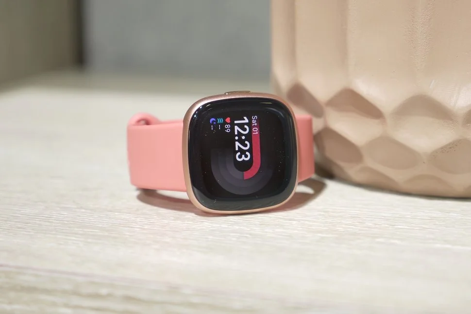 Fitbit Versa 4 vs Galaxy Watch 5: Quelle montre choisir ?