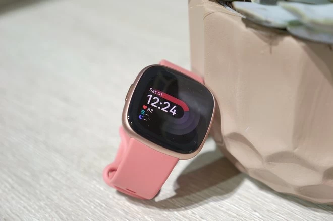 Fitbit Versa 4 vs Apple Watch Series 8: Quelle smartwatch devriez-vous acheter ?