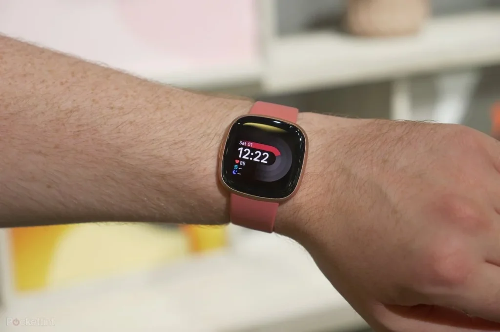 Fitbit Versa 4 vs Galaxy Watch 5: Quelle montre choisir ?