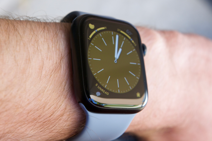 Fitbit Versa 4 vs Apple Watch Series 8: Quelle smartwatch devriez-vous acheter ?