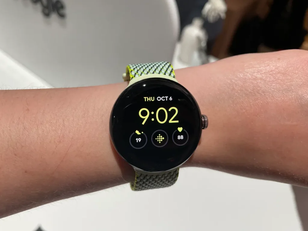 Google Pixel Watch vs Apple Watch SE (2022): Comment se comparent ces produits phares?