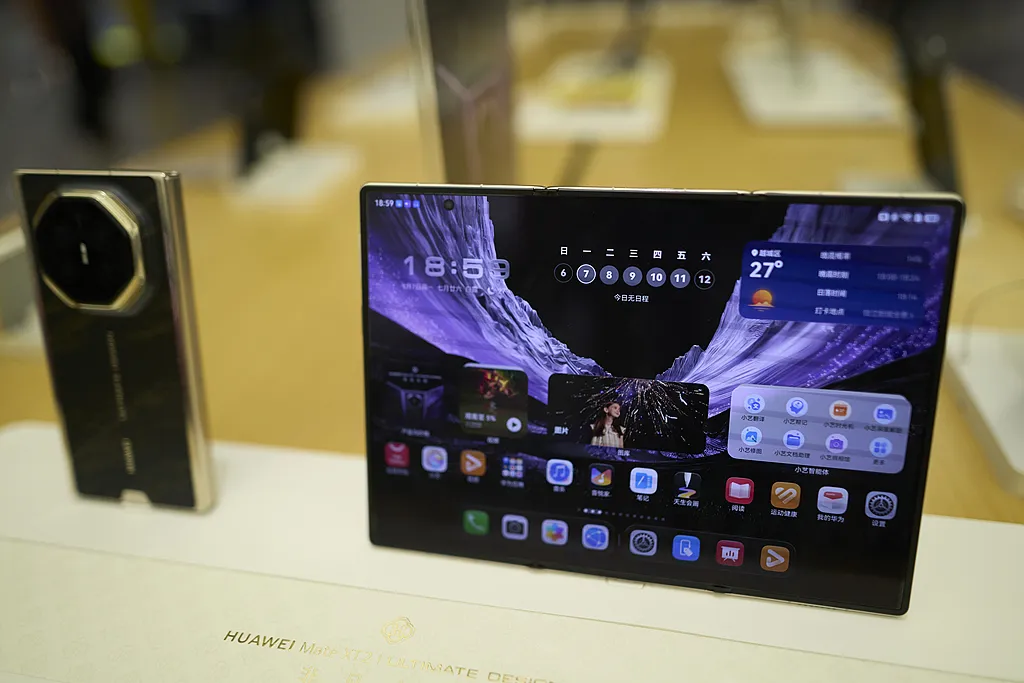 peopledailyJP-2097263681499509201-01-1 Huawei Mate XT 2 : le tri-fold abandonne le pliage en Z et lance HarmonyOS 7
