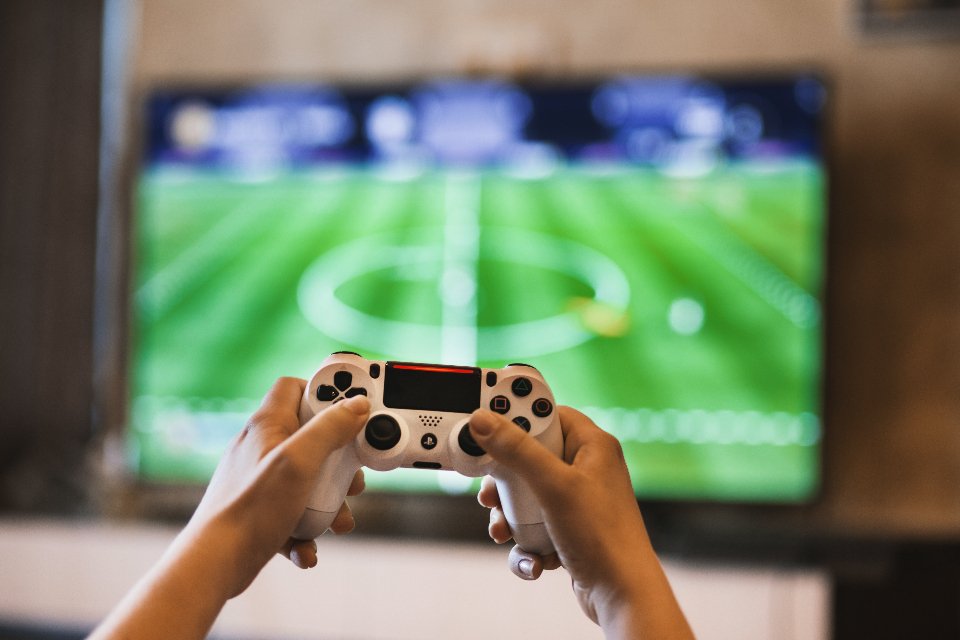 illustration-jeu-manette PS5 Pro : prix, fiche technique et avis face à la Steam Machine